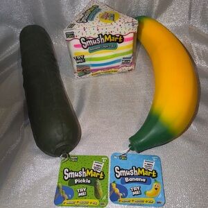 Smush Mart squishy package, including 1 squishy cake, 1 banana & 1 pickle